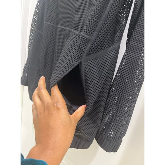 Lululemon Mesh On Mesh Pop Over in Black Sz 6 / 8 - Picture 6 of 10